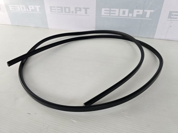 BMW E30 - Moldura da parte Superior do Óculo traseiro (Preto)