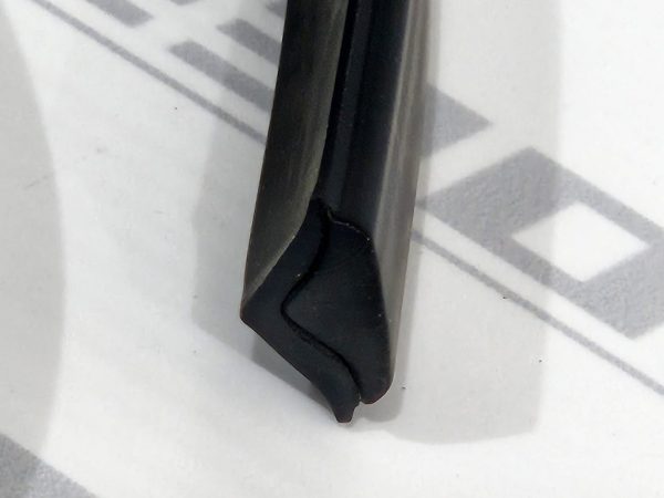 BMW E30 - Friso da Borracha, óculo Traseiro em Preto