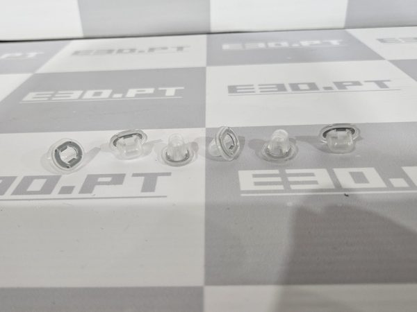BMW E30 - Kit  Molas para o acabamento externo da coluna C