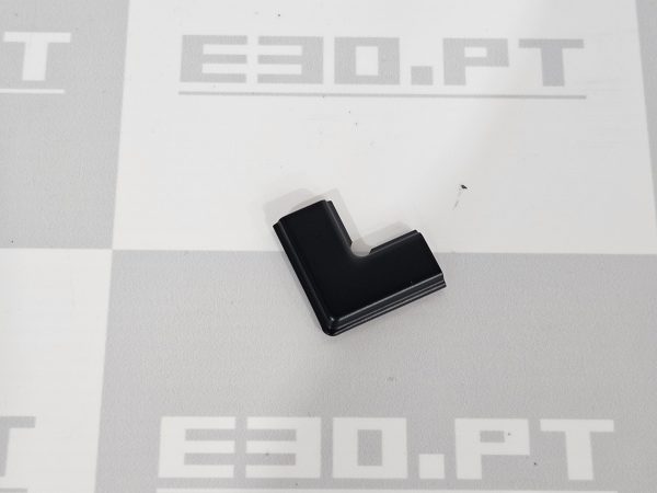 BMW E30 - União do canto em preto para friso de acabamento (óculo vidro trás) 