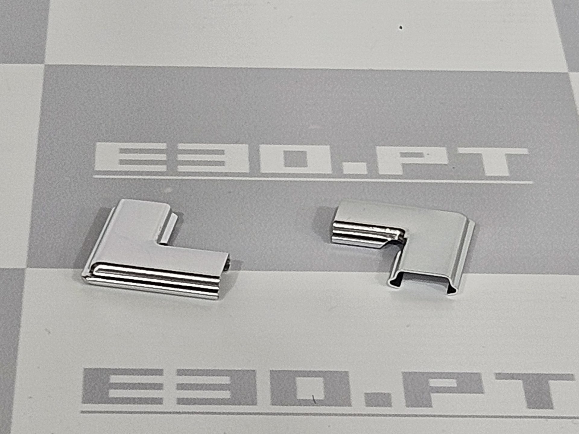 BMW E30 - Jogo união do cantos em cromado para friso de acabamento (óculo vidro trás) I Fase - Image 5